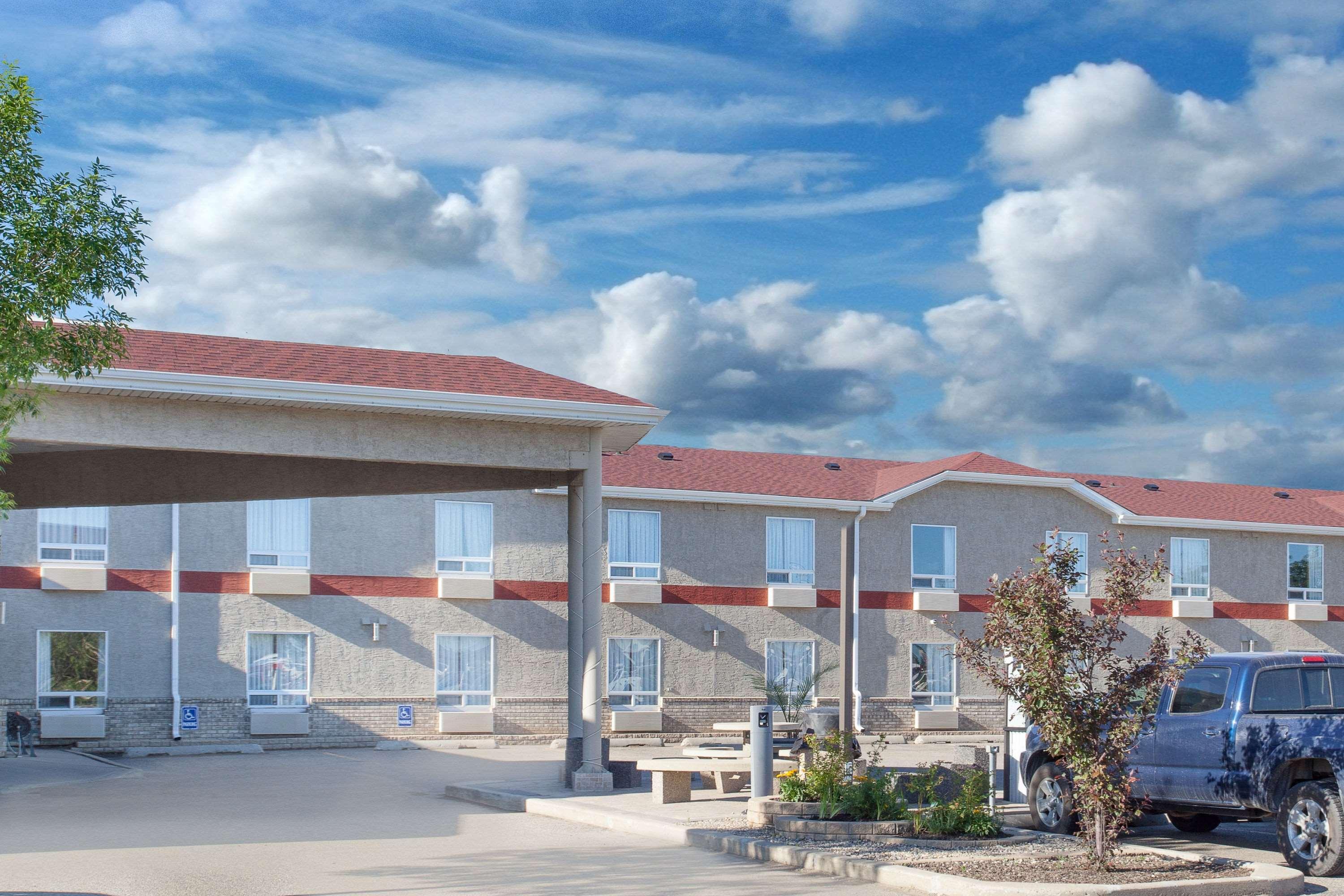Super 8 By Wyndham Brandon Mb Motel Exterior foto