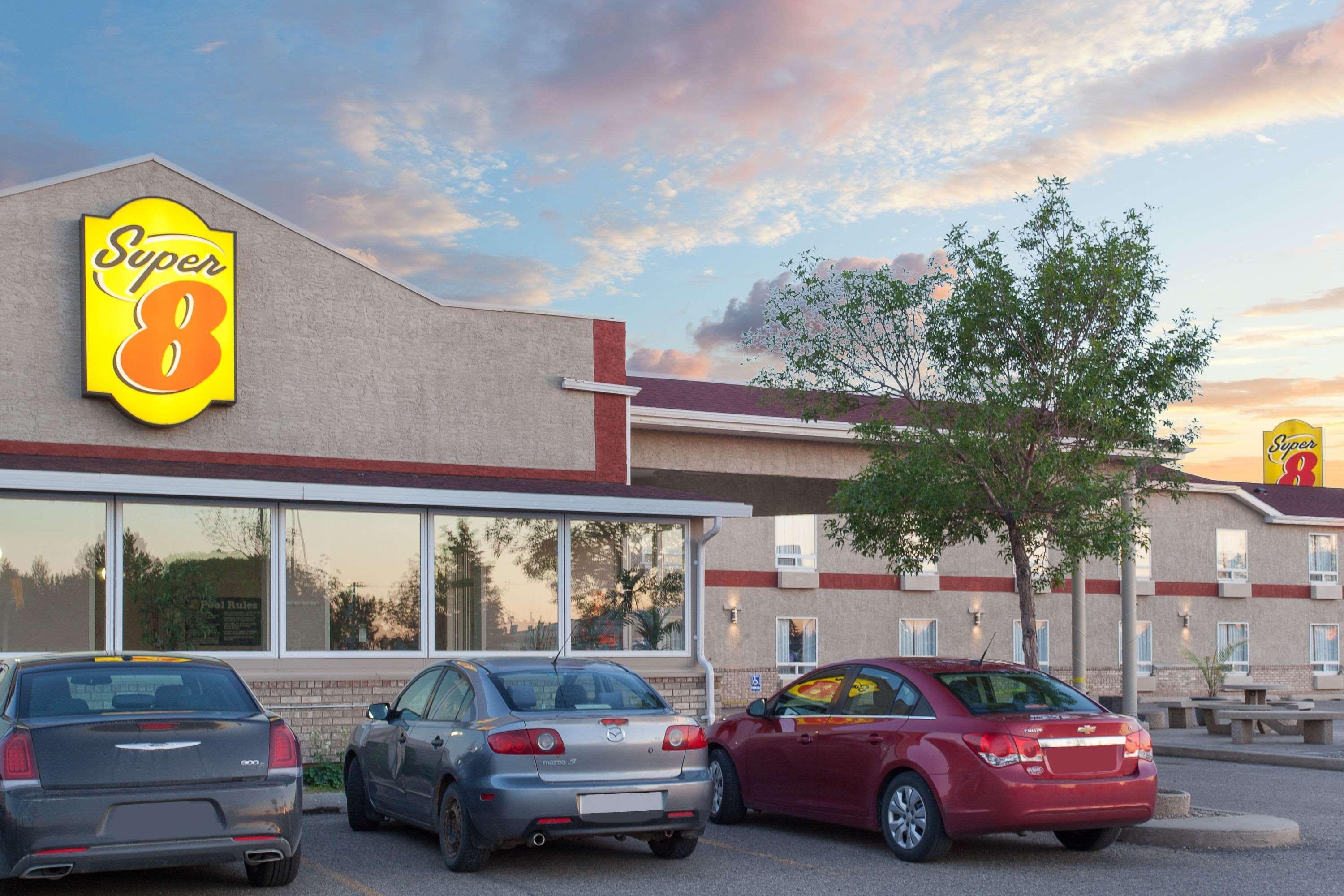 Super 8 By Wyndham Brandon Mb Motel Exterior foto